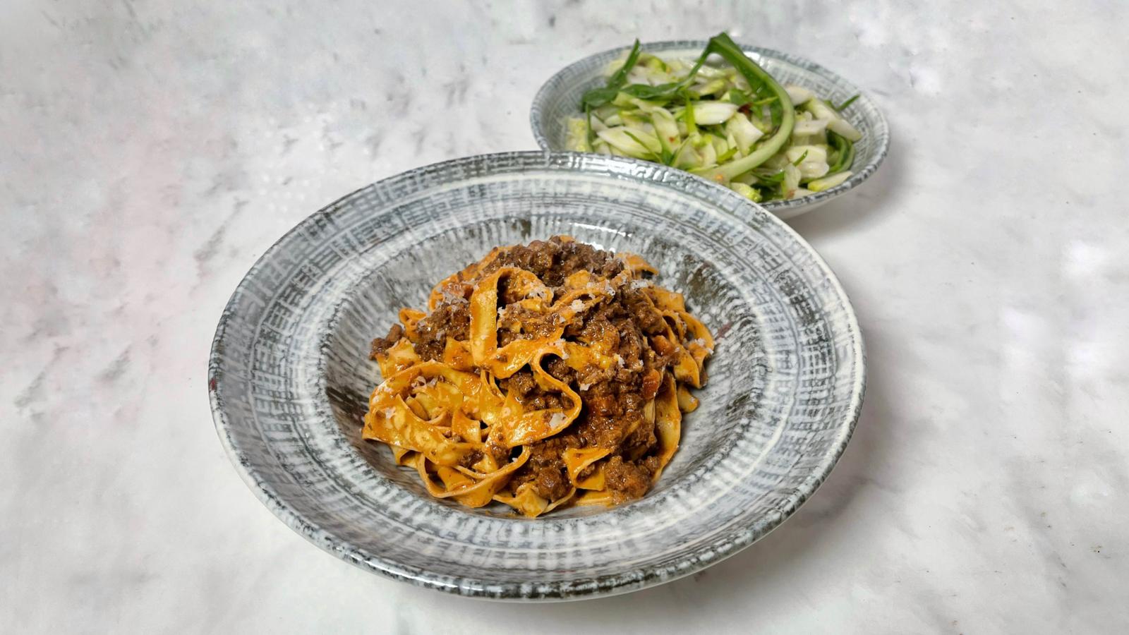 ბოლონეზეს ტალიატელე და პუნტარელეს სალათი