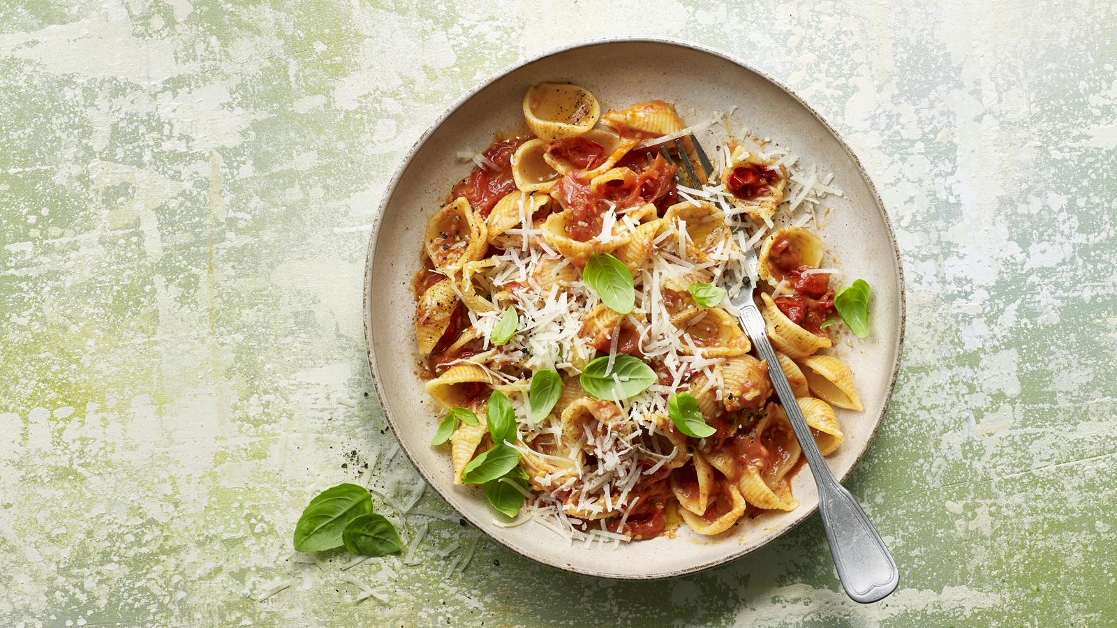 Butter-roasted cherry tomato pasta