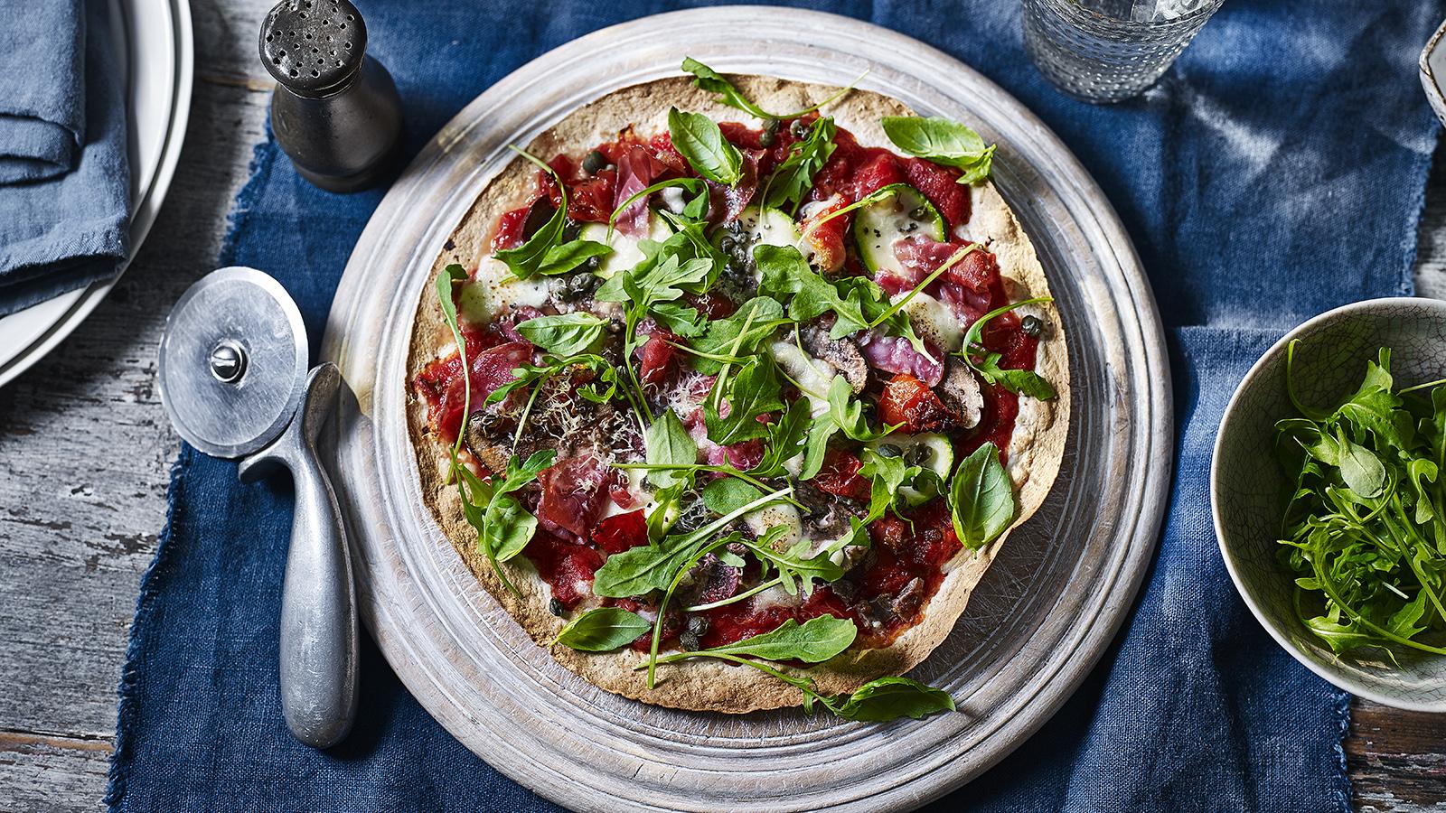Easy tortilla pizza with Parma ham