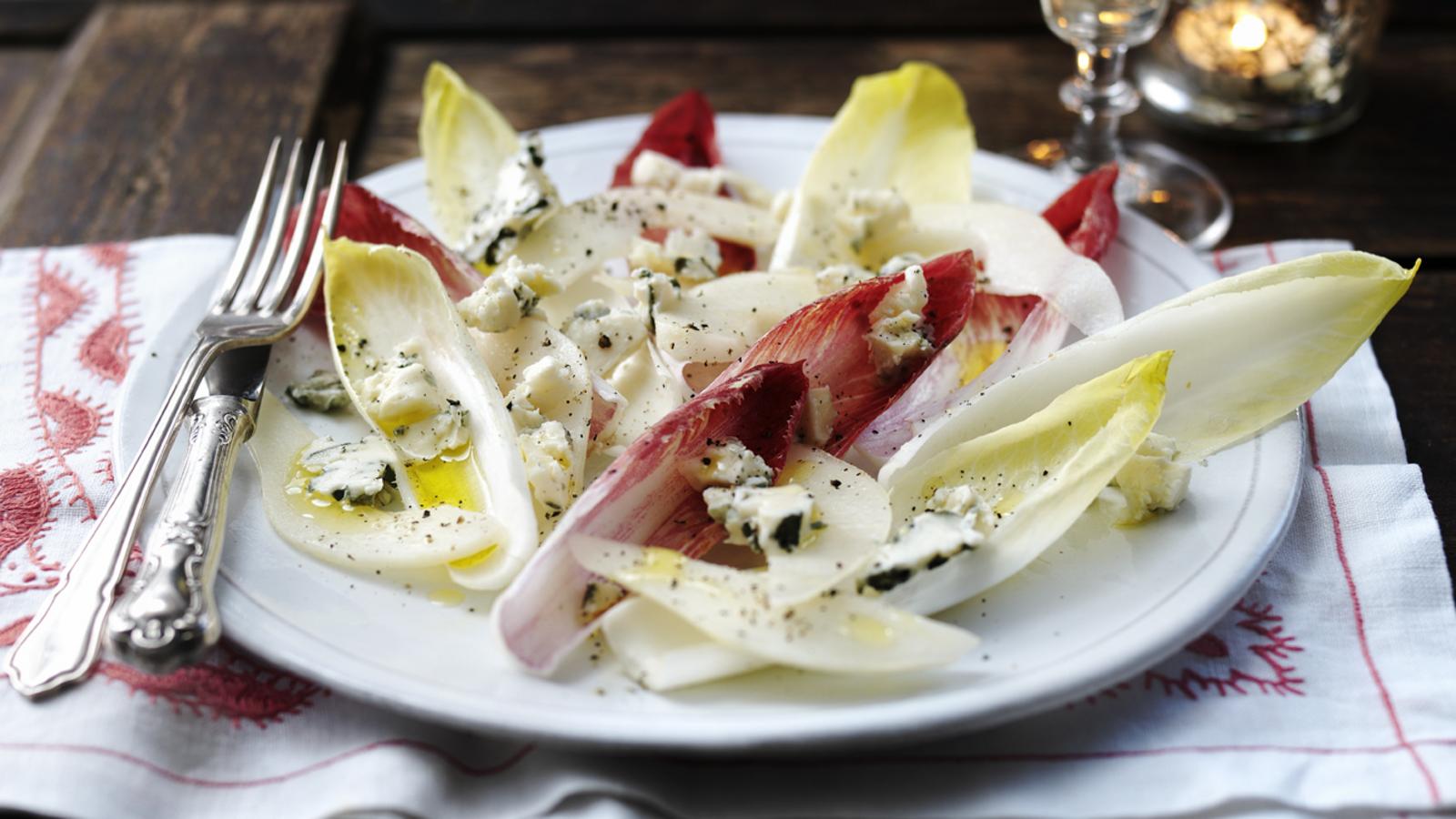 Roquefort salad with pears, chicory and walnut oil