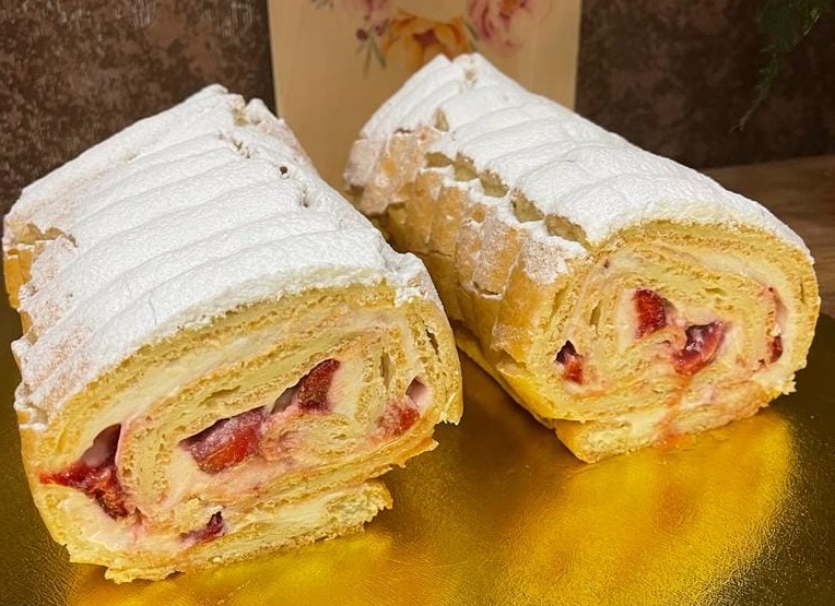 Strawberry Choux Roll