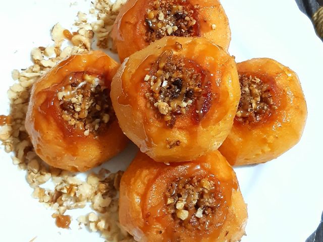 Baked Quince with Walnuts