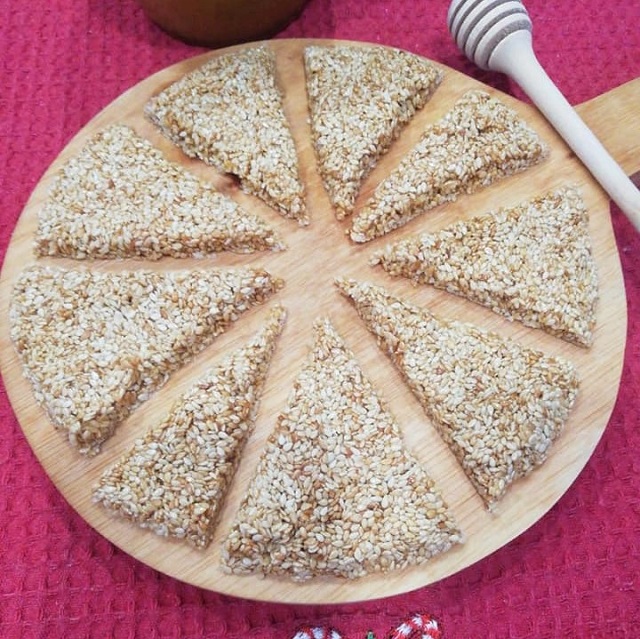Gozinaki with White Sesame Seeds